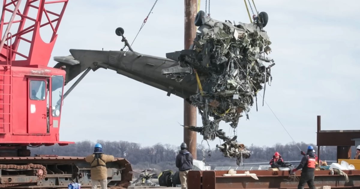 Wreckage from Black Hawk helicopter and plane collision pulled from the Potomac