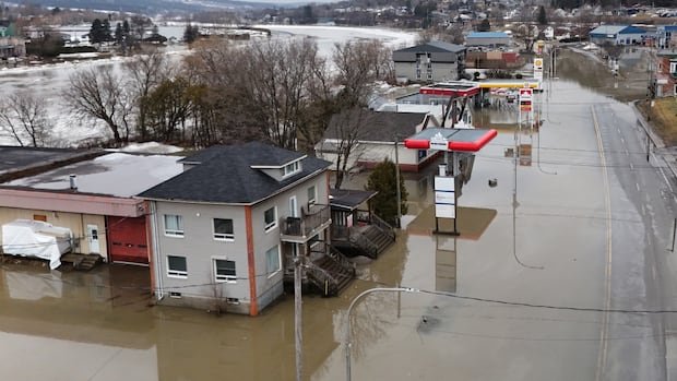 Early spring melt leads to evacuations, flooding in parts of Quebec