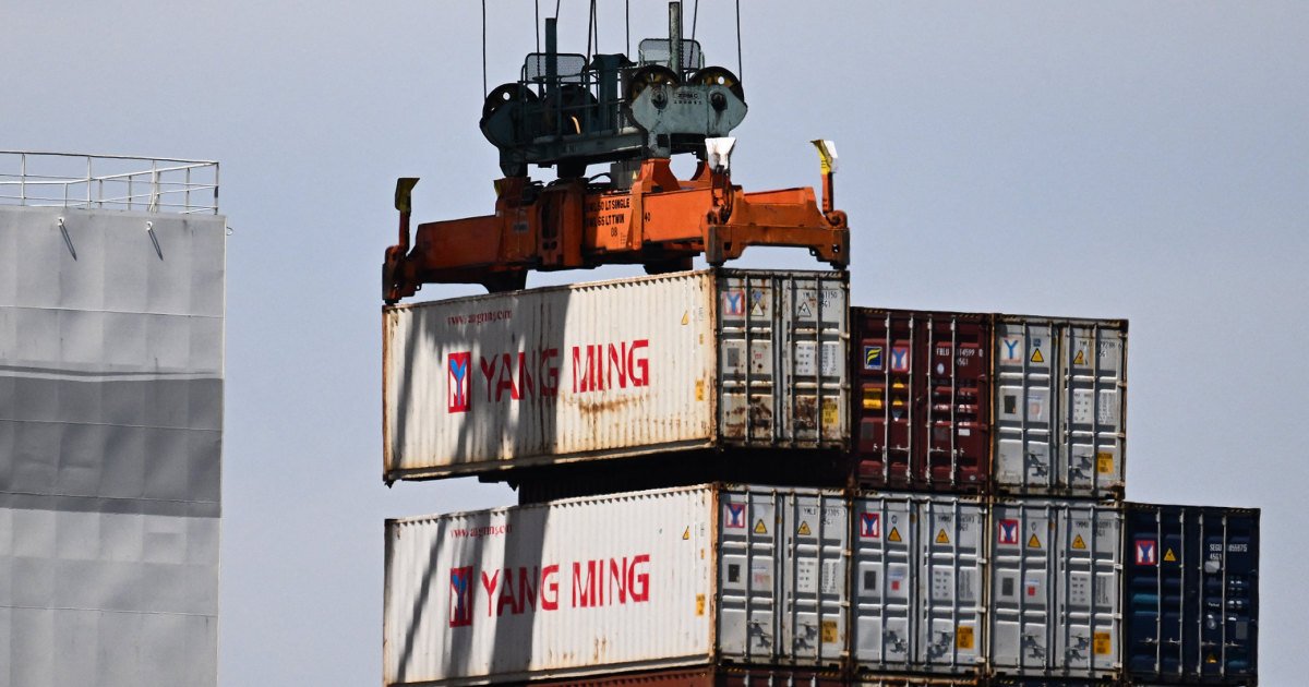 China raises retaliatory levies on U.S. goods to 125% as dollar sinks