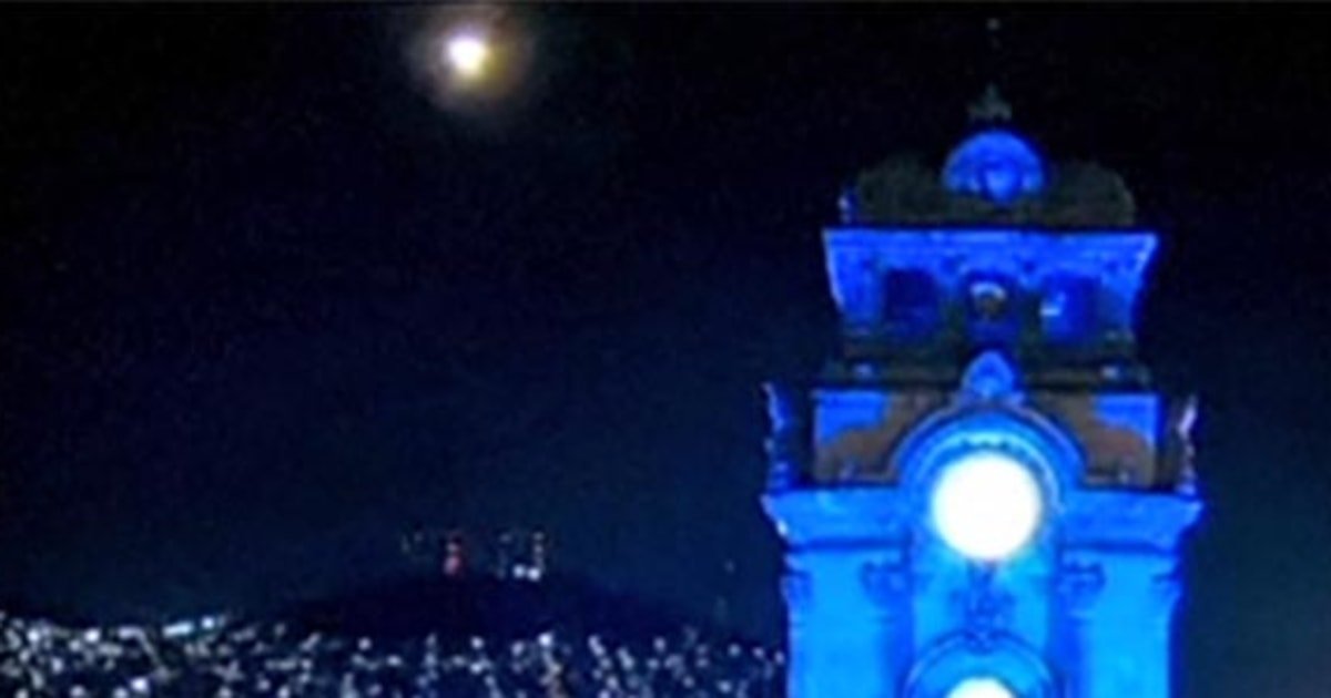 A ‘fireball’ lights up Mexico City skies, sparking awe and plenty of memes