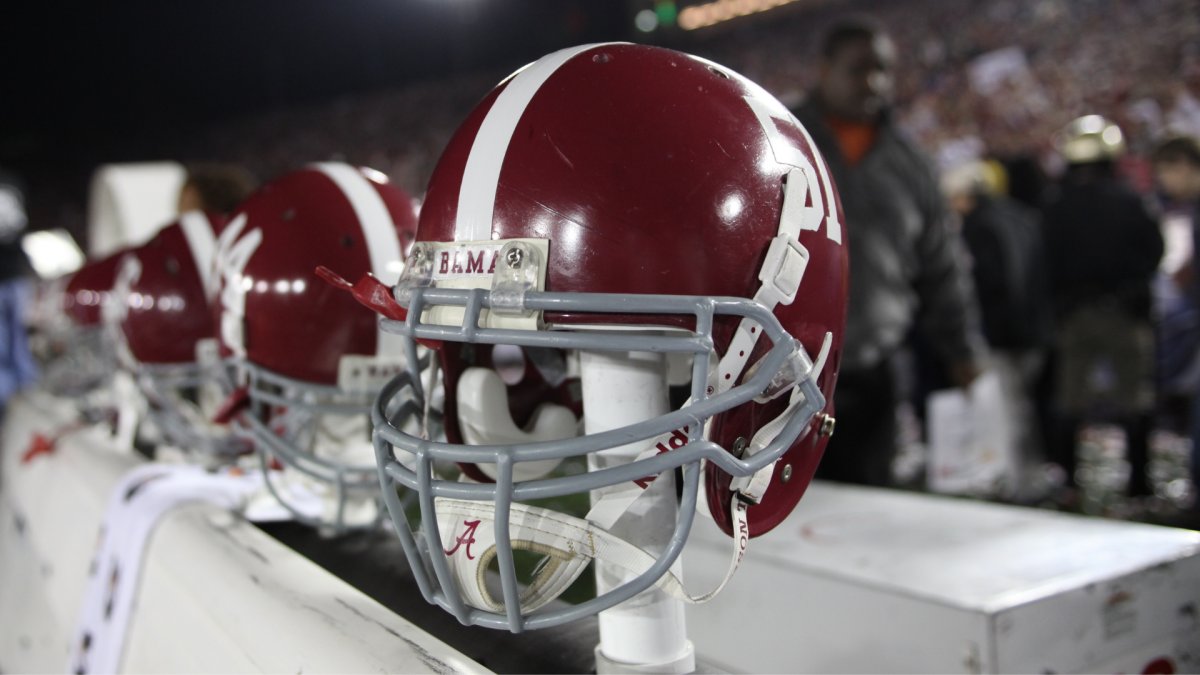 Woodrow Lowe, College Football Hall of Famer who led Alabama to national championship, SEC titles, dies at 71