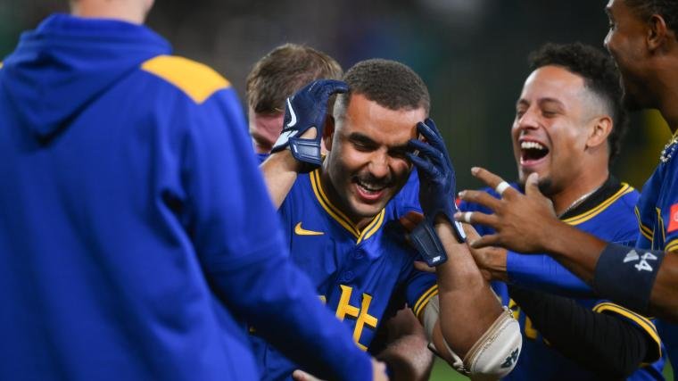 Mariners deal top prospect to land bullpen upgrade