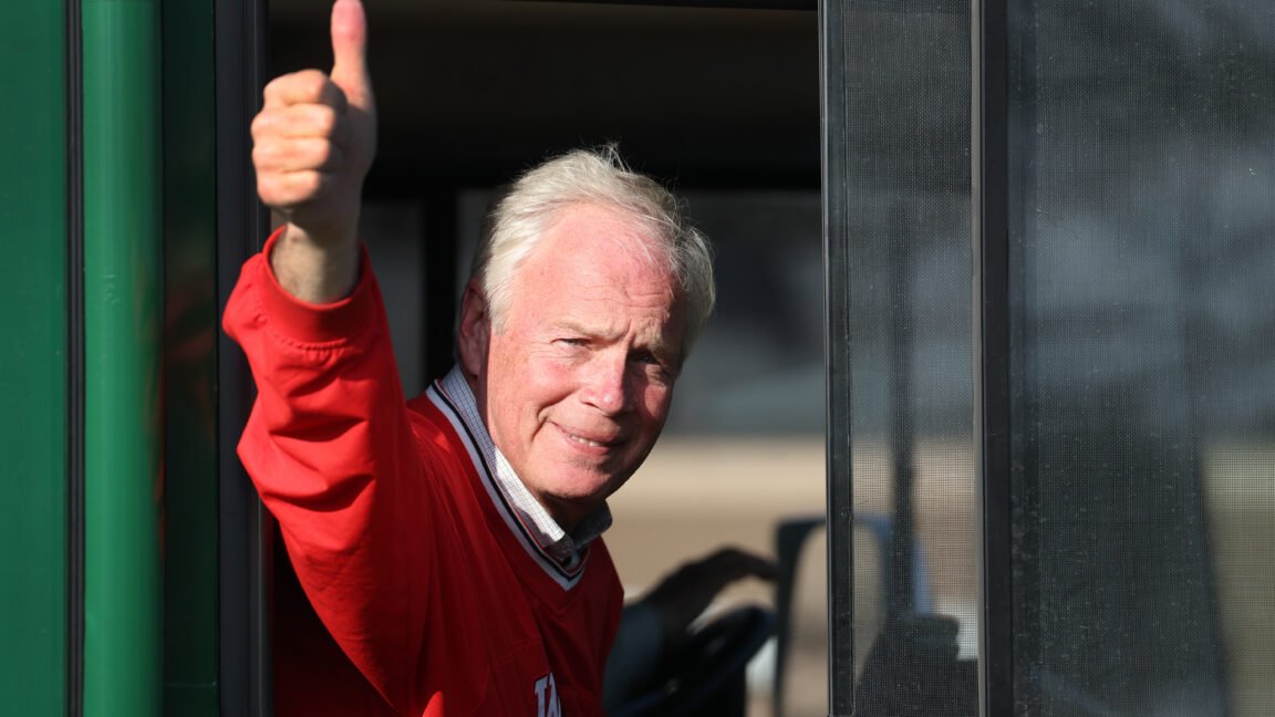 Senator endorses discredited doctor’s book that claims chemical treats autism, cancer