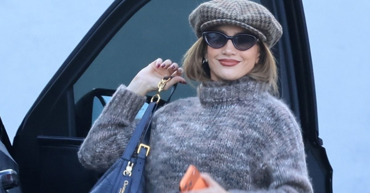 Jennifer Lopez’s Leggings Colour Made Her Knit Feel x10 More Chic