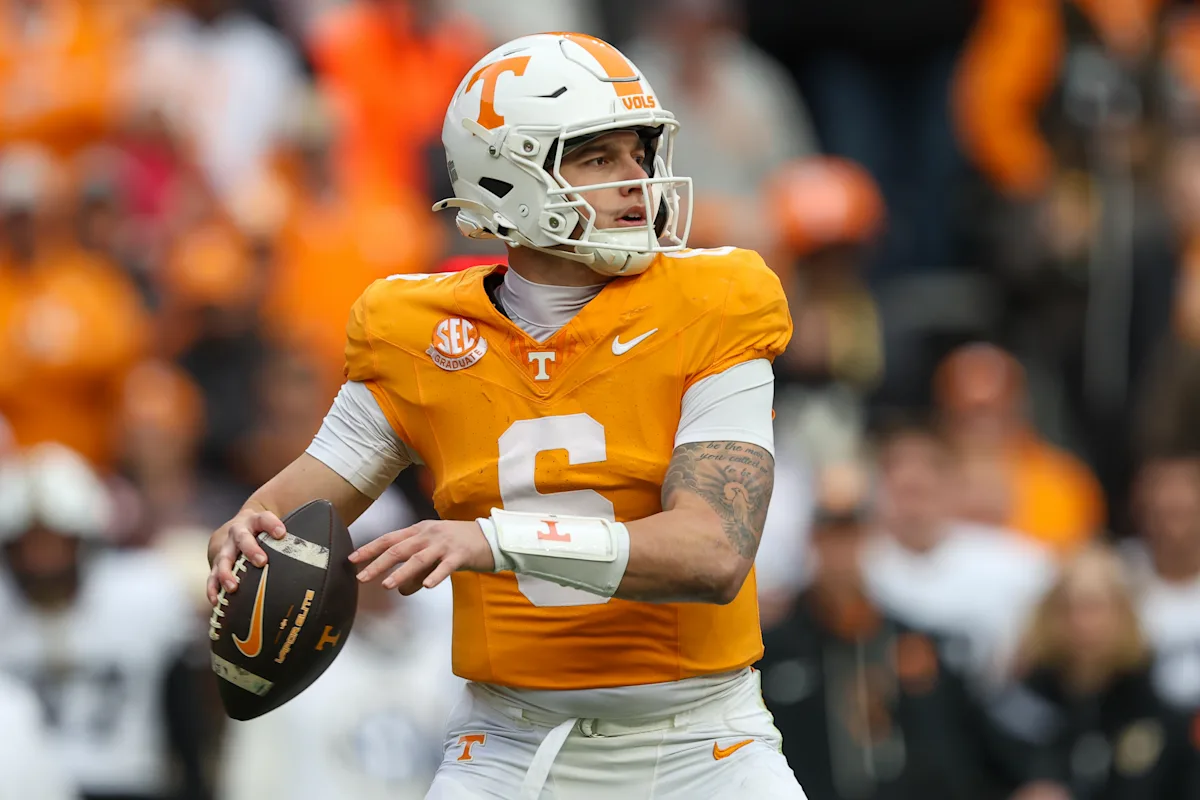 Tennessee opens up as a favorite over Illinois in Music City Bowl