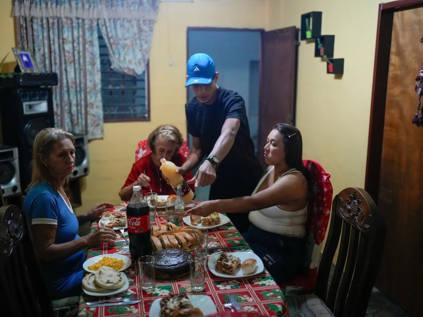 Photos: A Venezuelan family Christmas – from the US dream to poverty | Donald Trump News