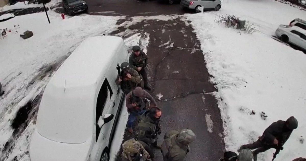 Video shows massive ICE raid on Minnesota home