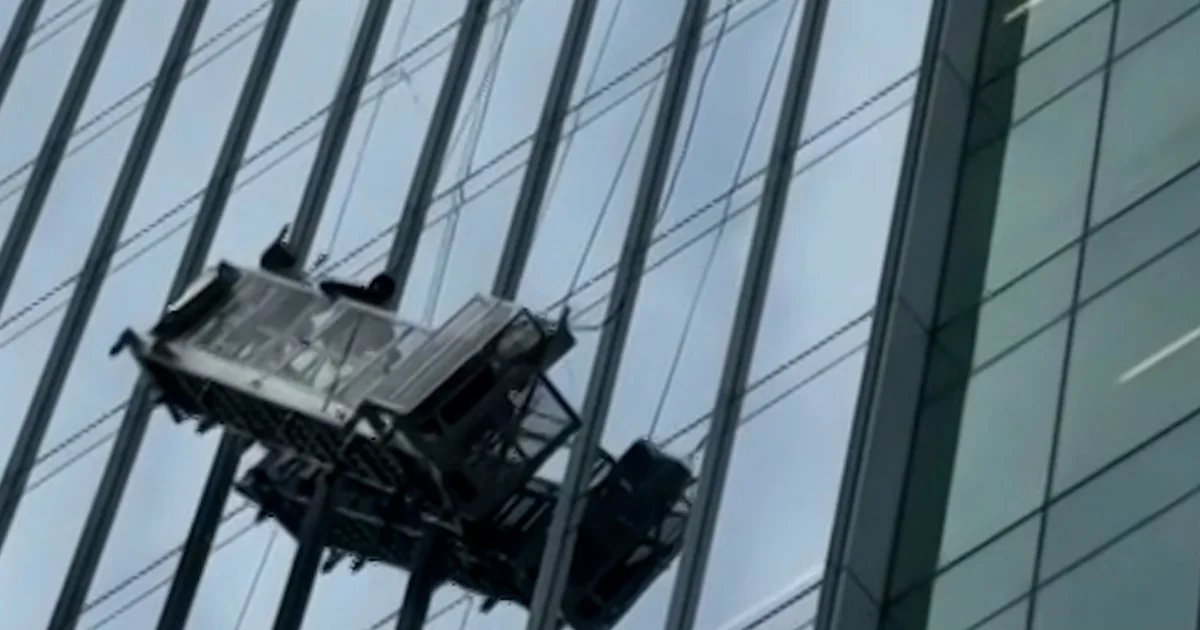 Window washers rescued after being trapped at 150 feet