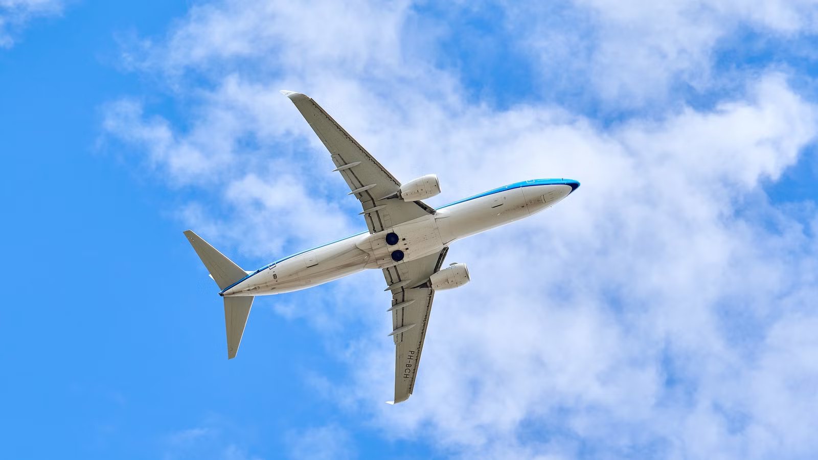 KLM Waves Goodbye To Its First Boeing 737-800