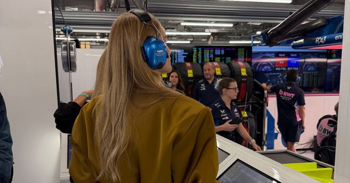 Rosie Huntington-Whiteley Wore a Pretty Jacket Trend