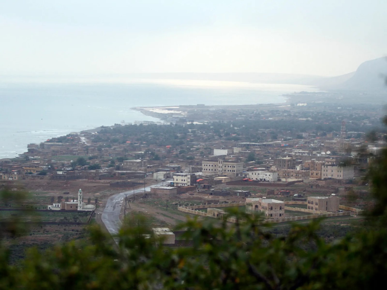 Hundreds of tourists stuck on Yemeni island as tensions simmer on mainland | Conflict News