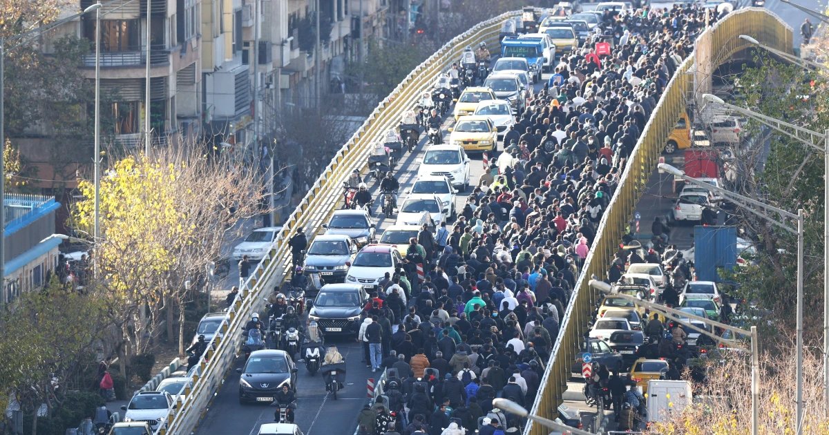 Trump says U.S. will intervene if Iran kills peaceful protesters as economic unrest spreads