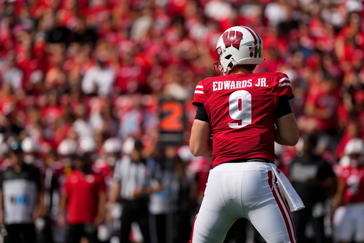 Wisconsin transfer quarterback visiting Bill Belichick, North Carolina