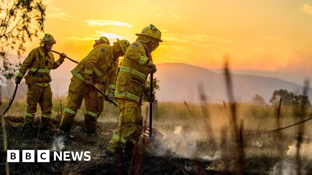 One dead and 300 buildings destroyed in Australia bushfires