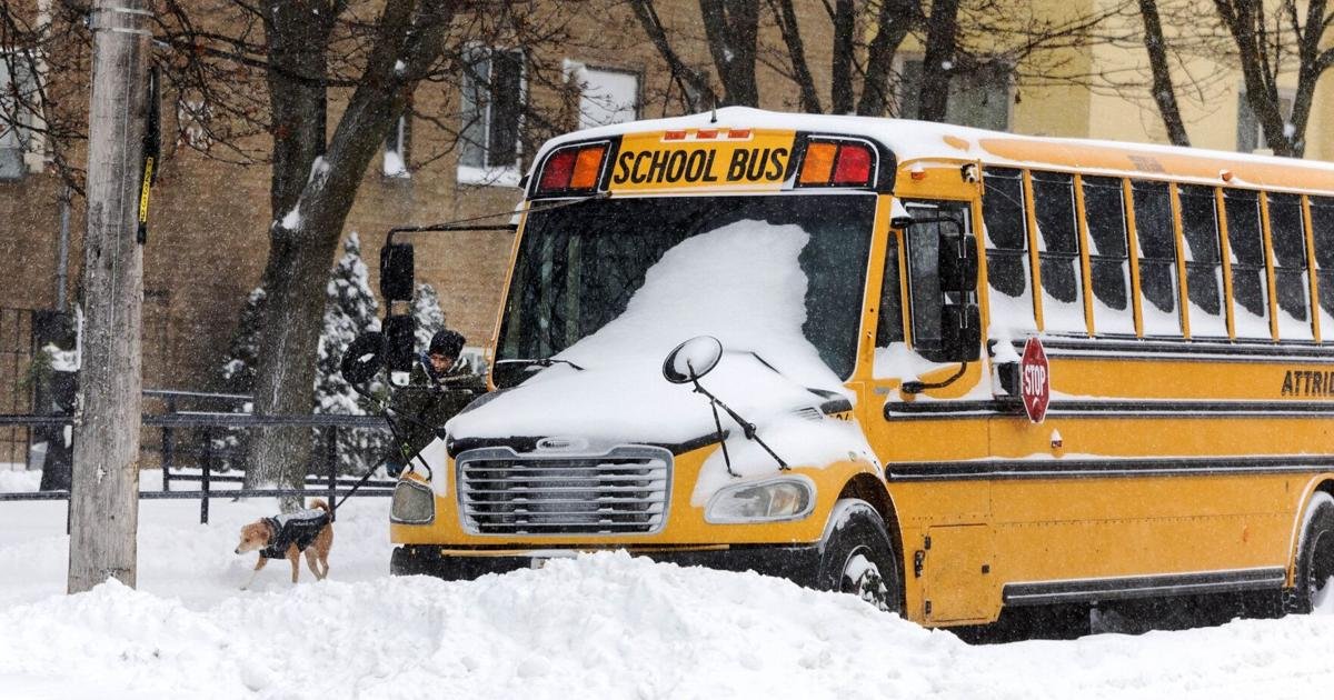 How Ontario school bus cancellations due to snow are decided