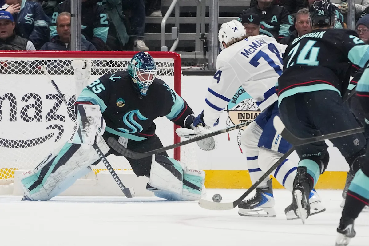 Shane Wright scores twice as Kraken extend win streak to 3 games with 5-2 win over Maple Leafs