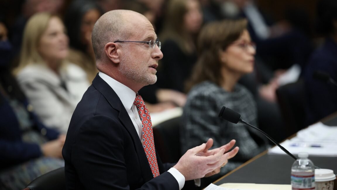 FCC aims to ensure “only living and lawful Americans” get Lifeline benefits