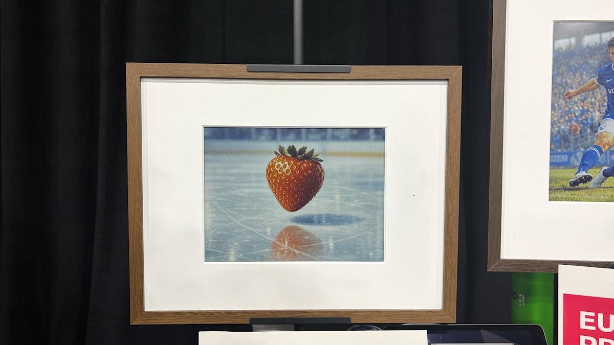 Fraimic is an E Ink display that turns your ideas into AI art