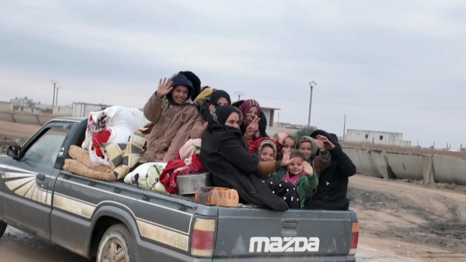 Video: Residents in Deir Hafer celebrate after Syrian army pushes out SDF | Military