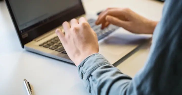 B.C. maintains status quo on public sector workers going back to office full-time