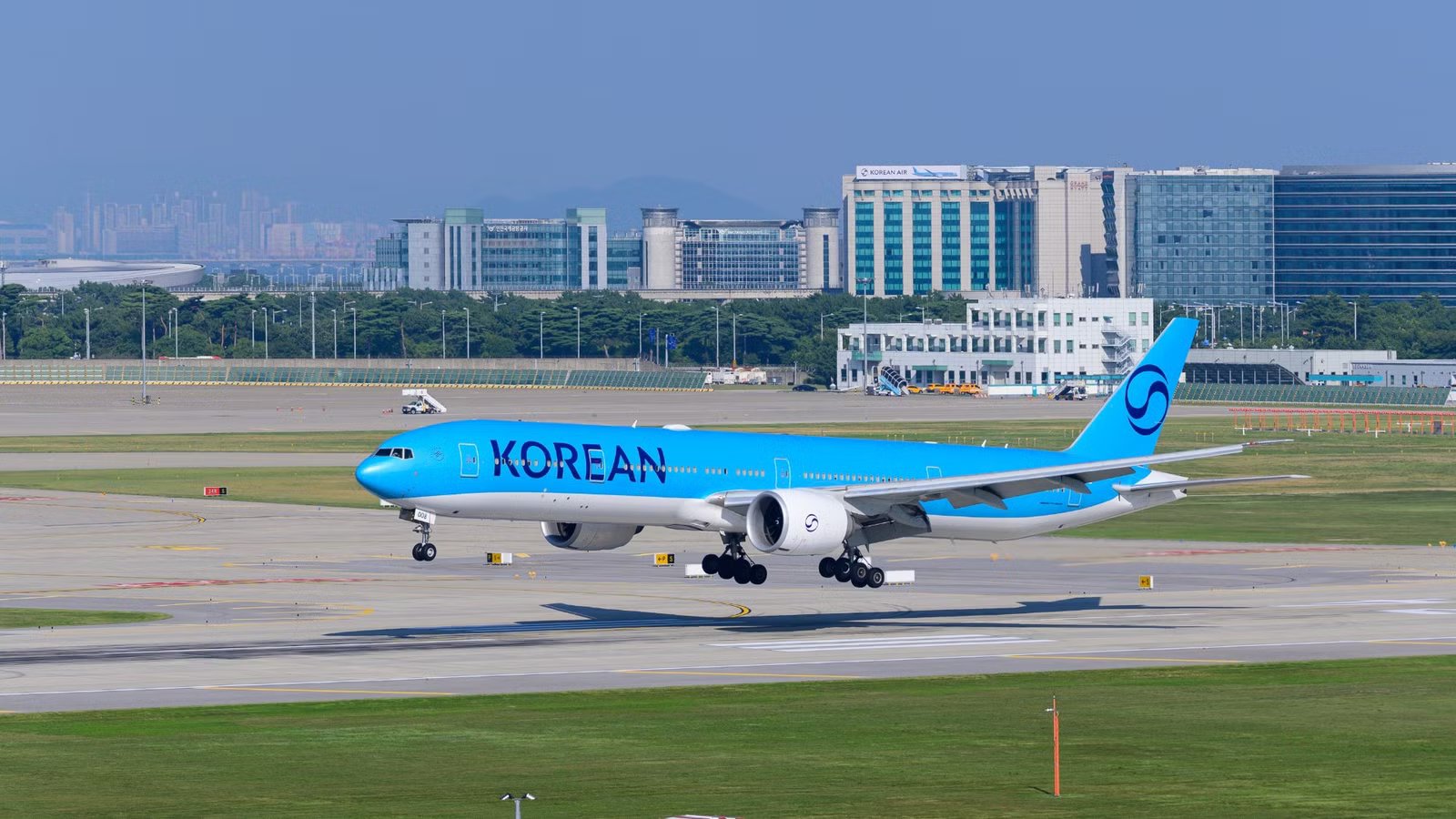 Will Power Bank Bans Go Global? Why Airlines Are Finally Cracking Down