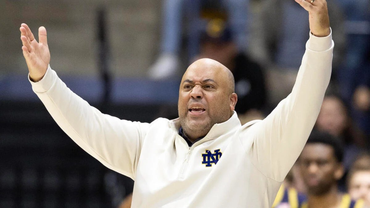 Notre Dame coach Micah Shrewsberry charges at official after controversial foul call