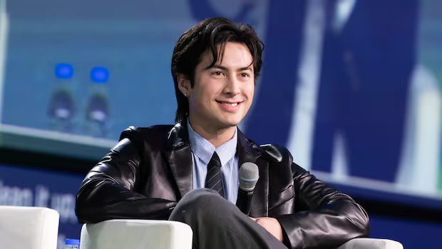 Heated Rivalry’s Hudson Williams is writing a novel and loves Joan Didion