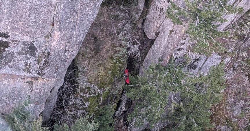 Hiker likely saved paraglider's life after crash on Vancouver Island: rescue team