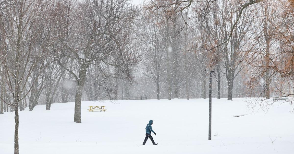 Light snowfall to continue Sunday and into the week