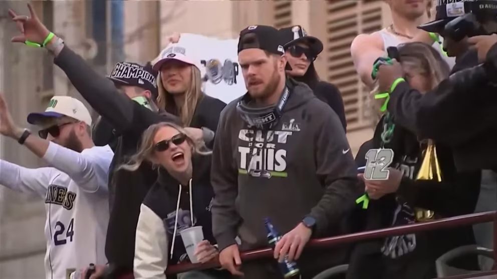 WATCH:  Seattle turning out for Seahawk's Super Bowl parade celebration