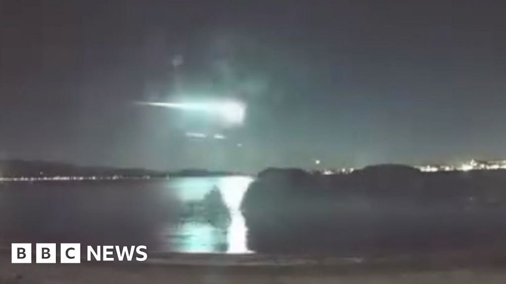 Moment bright light trail streaks across New Zealand skyline