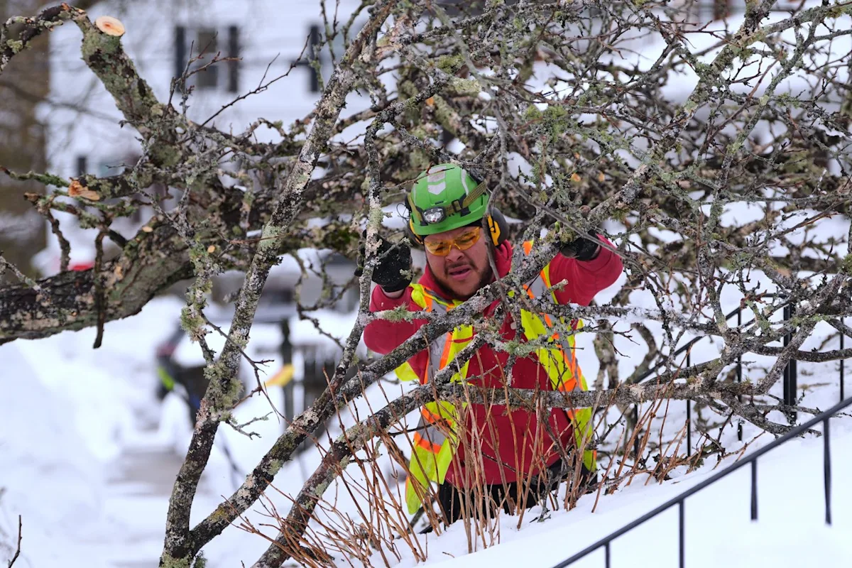 Power outages, piles of snow vexing parts of Northeast in snowstorm aftermath