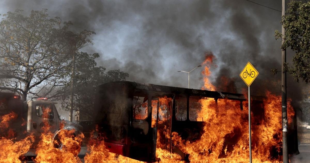 Canadians in Puerto Vallarta ordered to shelter in place amid street violence, death of cartel leader