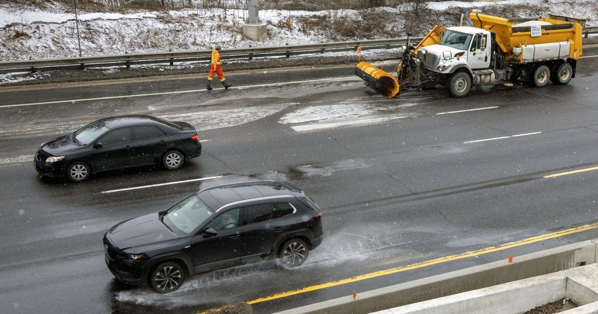 Water main break causes lane closures, slow traffic on Gardiner on Monday morning