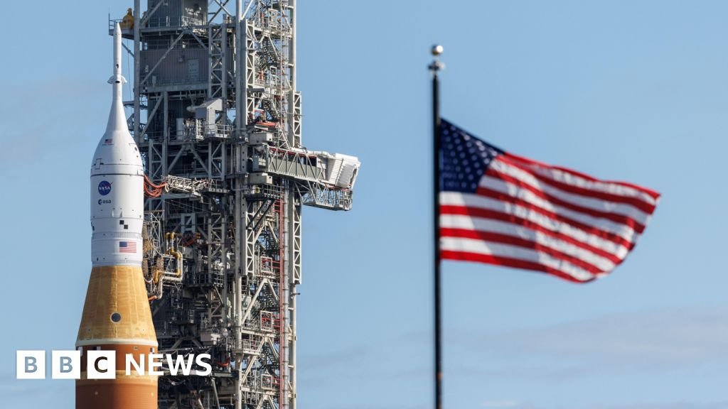 Nasa astronauts' moon mission delayed due to rocket issue