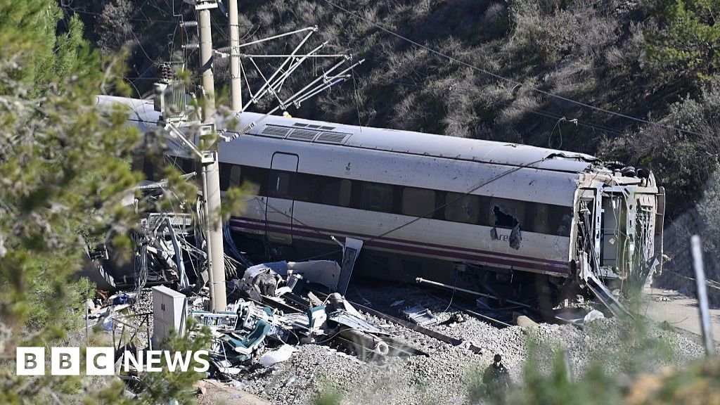 Spanish train drivers to begin nationwide strike after fatal crashes