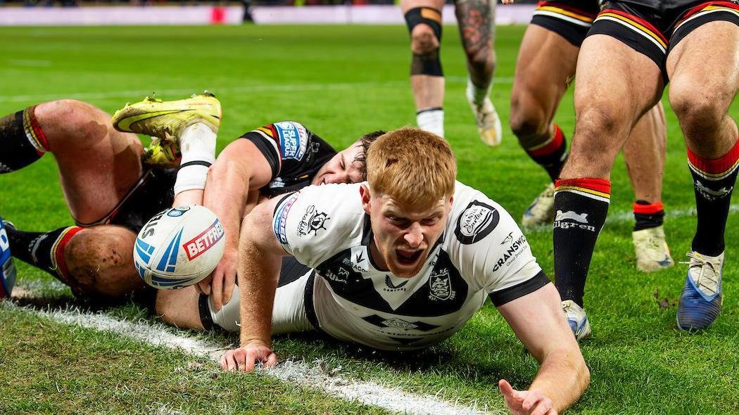 Bradford edged out by Hull in thriller on Super League return