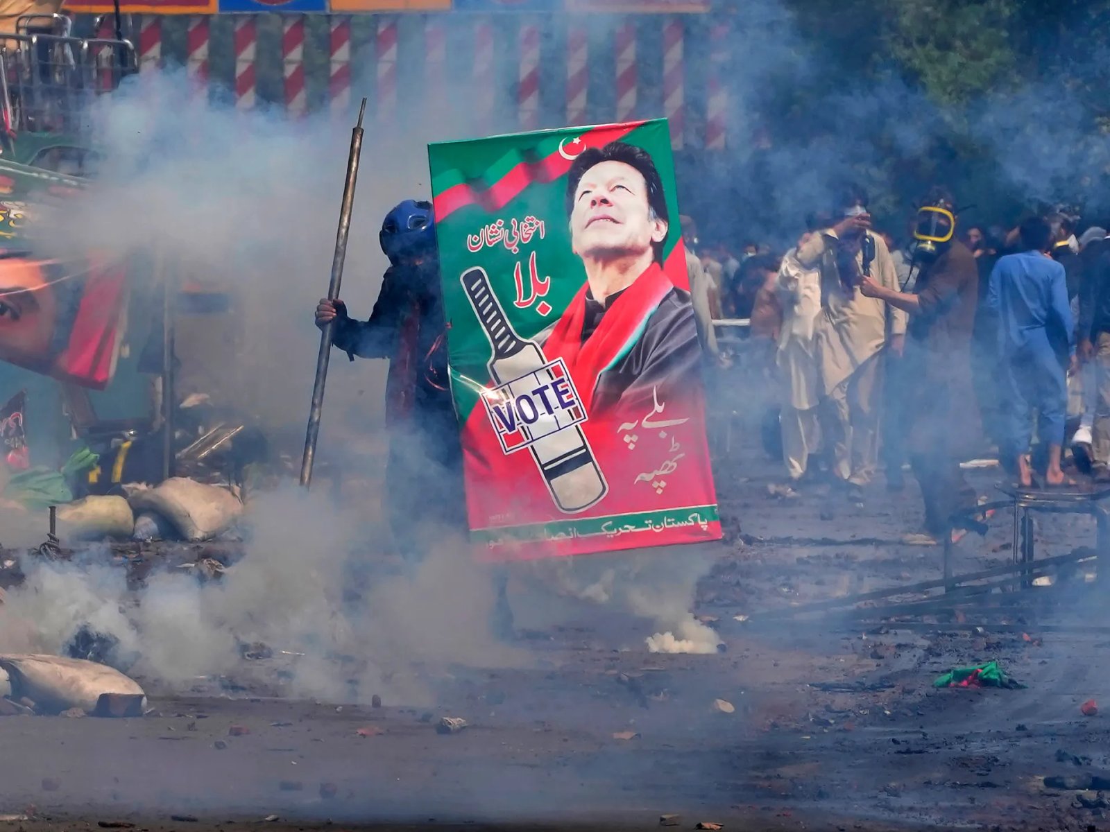 Imran Khan must be given immediate medical attention, cricket legends say | Imran Khan News