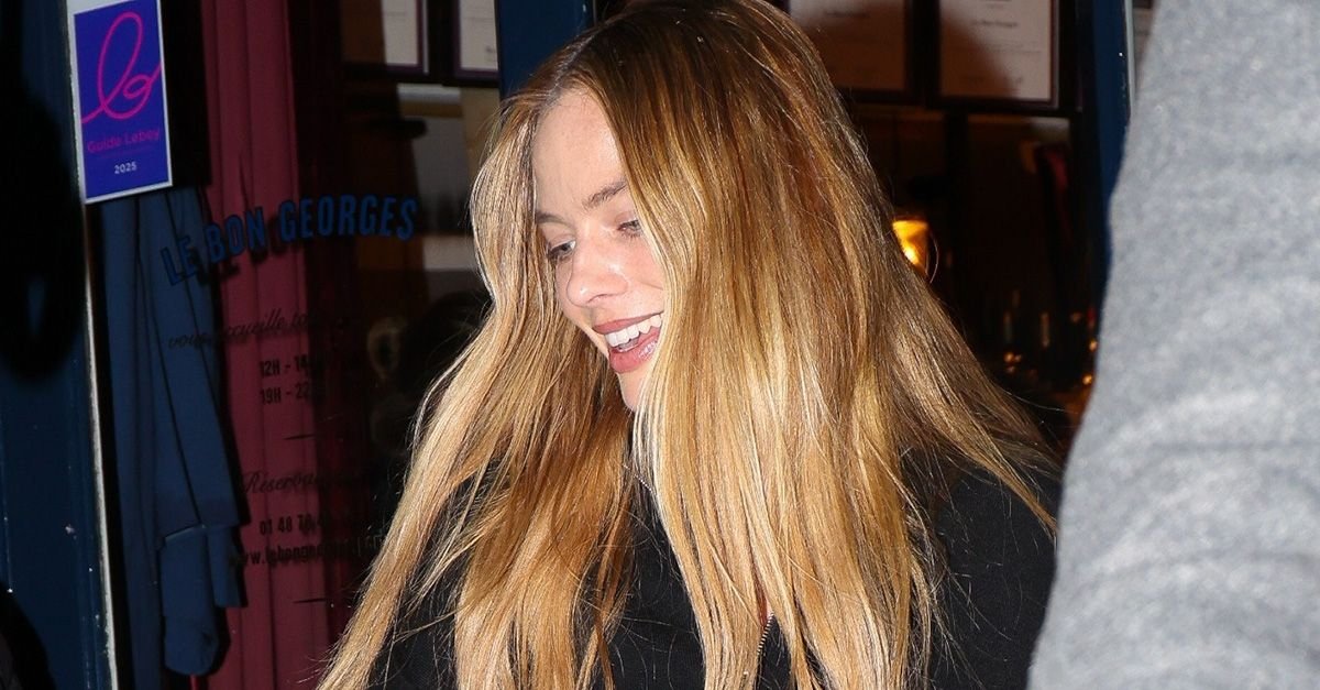 Margot Robbie’s Going-Out Jeans Outfit Is French-Girl Approved
