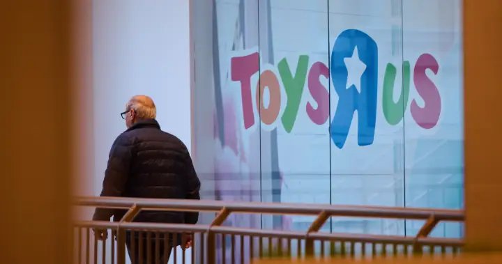 Time is running out to use Toys ‘R’ Us Canada gift cards amid bankruptcy – National