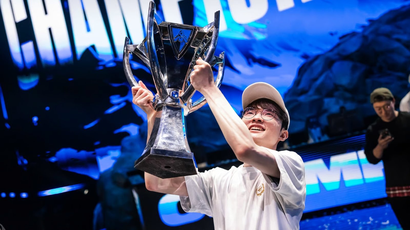 Faker re-signs with T1 until 2030 & doesn’t plan to retire from LoL any time soon