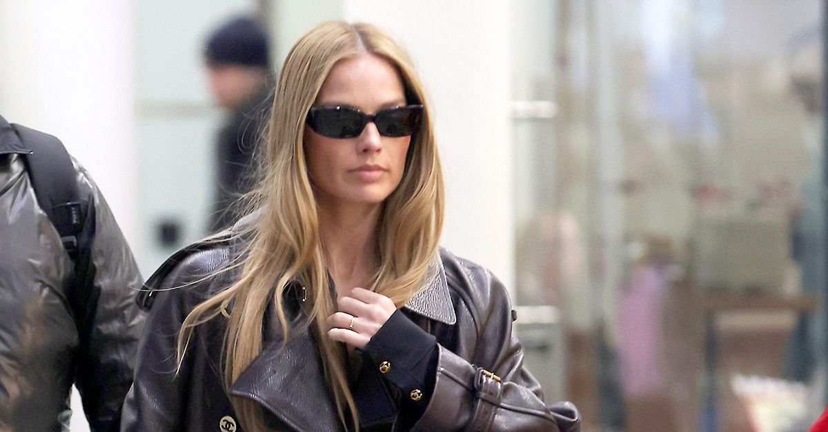 Margot Robbie Wore This 2026 Pant Trend For a Travel Day