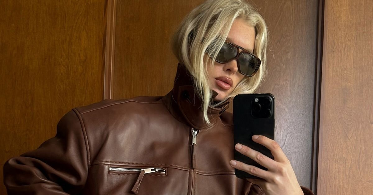 The Anti-Flat Shoe Trend Chic Women Wear With Suede Pants