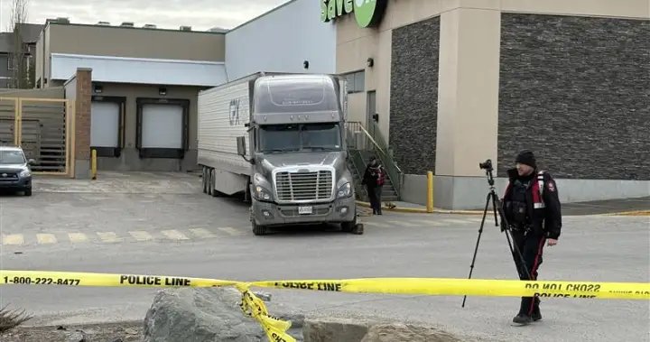 Calgary pedestrian, 70, seriously injured in collision with semi in Panorama Hills – Calgary
