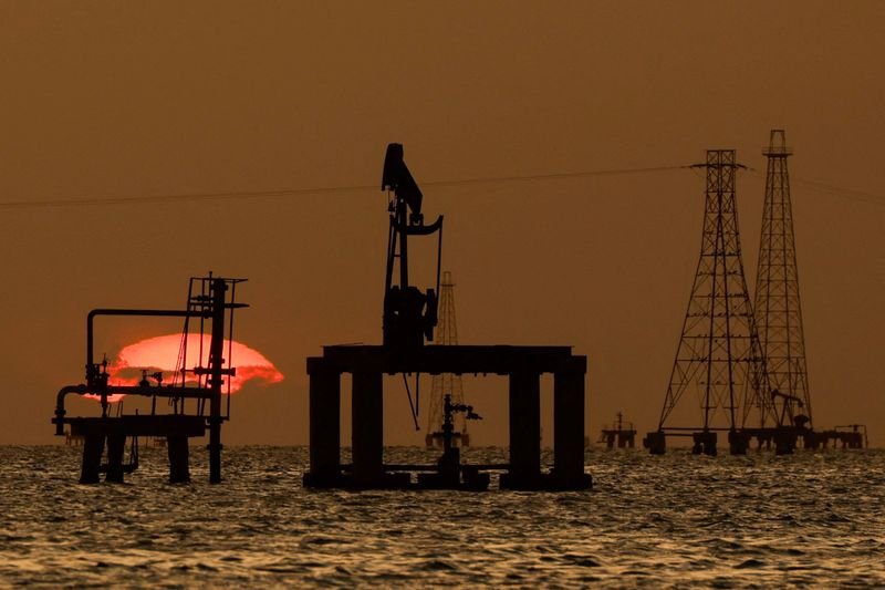 Oil holds steady as US–Iran tensions provide support