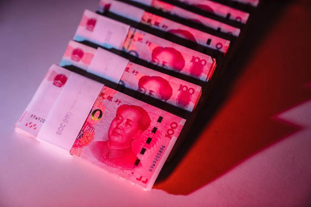 Yuan Snaps Rising Streak After China Cuts Cost to Short Currency