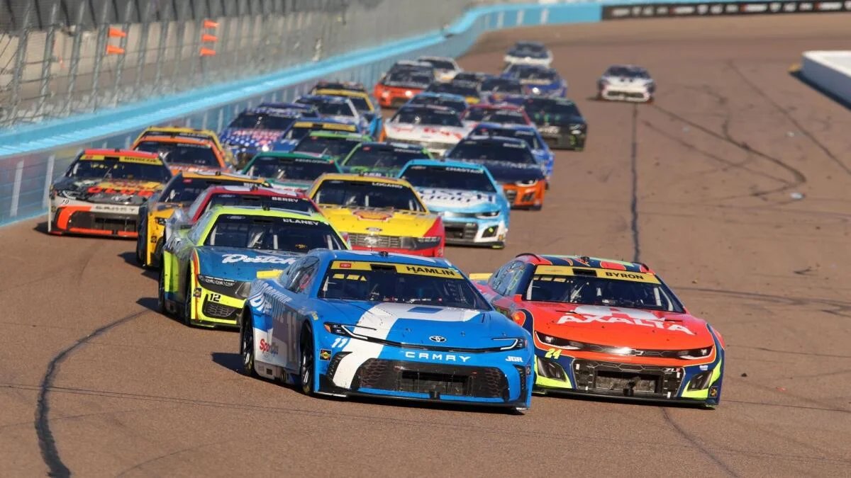 2026 Autotrader 400 longshot picks, odds, predictions: Back Denny Hamlin to win