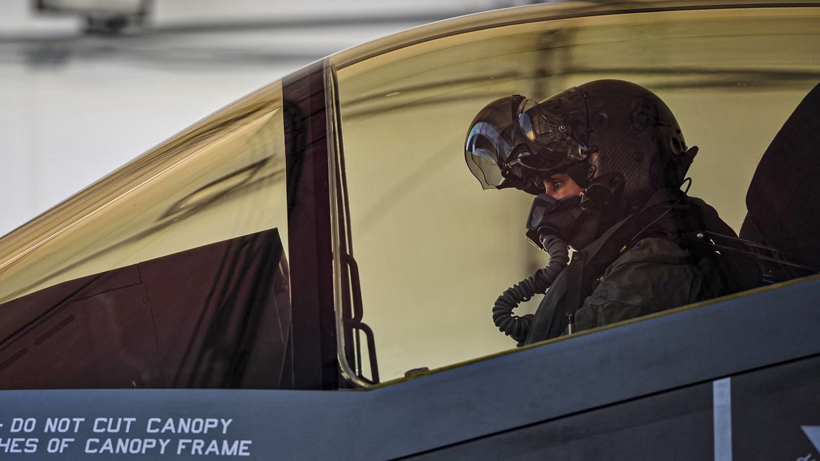 How F‑35 Pilots Avoid Situational Blind Spots Using Helmet‑Mounted Displays