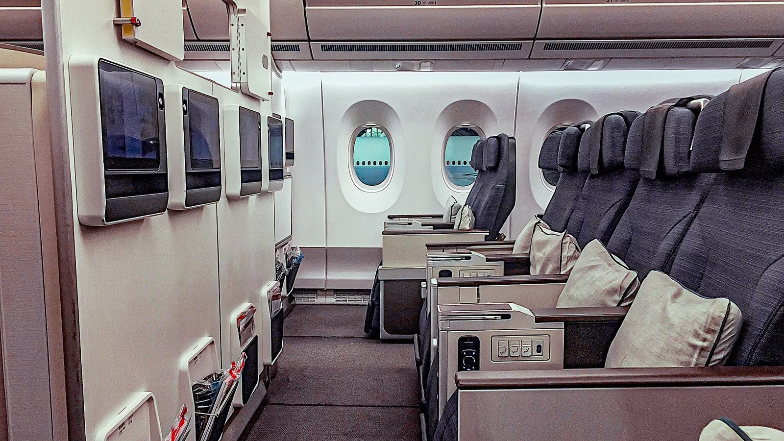 5 Airlines’ Premium Economy Seats With The World’s Longest Legroom In 2026