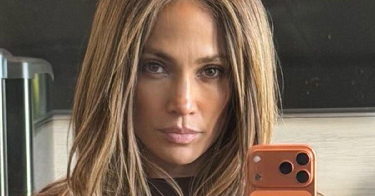 Jennifer Lopez Just Wore This Non-Black Leggings Color